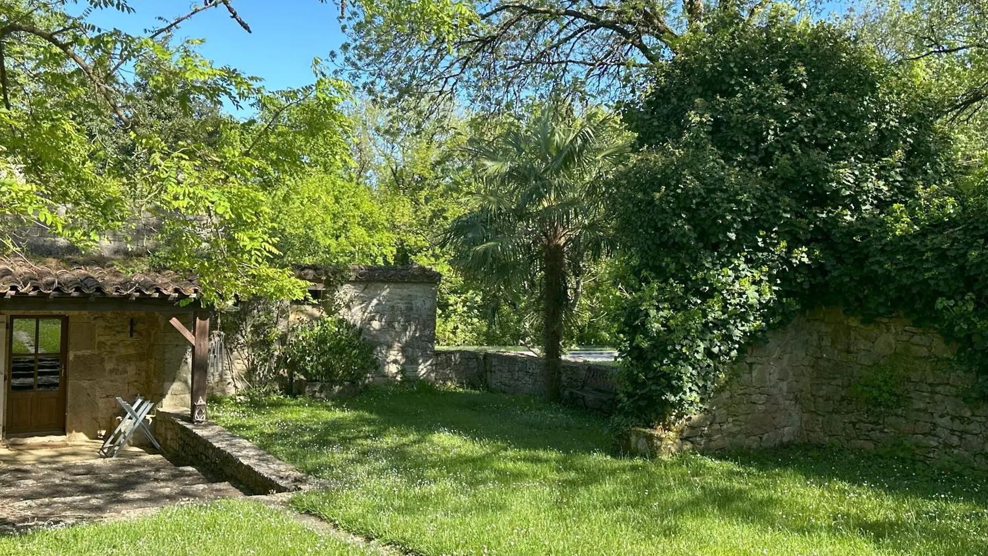Bed and Breakfast Les Hauts De Saulies - Chambre Et Table D'Hotes De Charme Vers